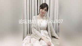 《魔手外购极品CP》快餐店女厕定点全景偸拍络绎不绝的小姐姐方便，几款阴毛挺性感，小美女抠逼闻闻味儿 (1)