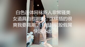 两对夫妻KTV唱歌，在KTV沙发上开操，一人一个埋头口交，翘起屁股后入抽插，操完继续唱唱歌