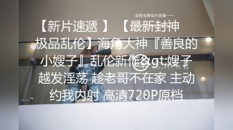 两个穿着情趣装的小骚货全程露脸大秀直播诱惑，让狼友调教玩弄，吃奶玩逼道具抽插，互相摩擦，淫水泛滥刺激