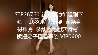 身高1.52m的少妇，不穿内内出门浪，小区露出，‘卧槽，你看后面的挖掘机师傅，一直盯着你看’，骚货只管自己爽，停下摸奶摸逼！