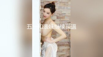 身材不错的富姐和私人健身教练锻炼完脱光光在豪宅客厅对着镜子做爱