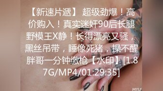 邪恶的房东暗藏摄像头偷拍美女租客洗澡 (2)