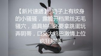 玩具酱游乐园露出，附近还有人锻炼玩耍，掀开衣服就摸奶子，打开下面自慰 真刺激哇！