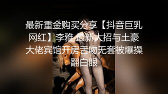 理发店老板娘生意火爆原因是塞着跳蛋边剪头边兼职卖肉老中青来者不拒还是小伙J8硬把老板娘干出高潮了