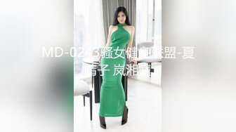  极品身材的黑丝女模被猥琐摄影师各种姿势玩B