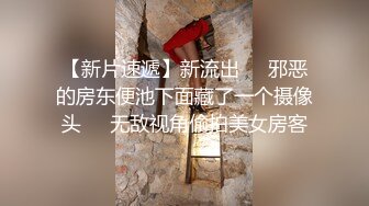 大屁股小少妇跟大哥激情啪啪还让姐妹从旁直播，各种体位爆草让小哥吃奶子后入大屁股，浪荡呻吟姐妹舔鸡巴