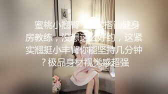 风韵少妇阿姨，常年性生活不和谐，内心又很骚，只好买玩具玩起，脸上的表情很饥渴难耐呀！