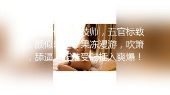 满背纹身萌萌哒双马尾美妞，无聊和炮友来一炮，特写深喉吸吮很卖力，主动上位骑乘，扶着屁股一顿猛操