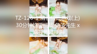 【新片速遞】  顶级大肥臀好色尤物！20CM女用倒模！大屁股特写骑坐深插，上下快速套弄，拍打肥臀极度淫骚