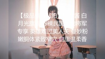 黑框眼镜高颜值女神,气质无敌,穿着吊带看起来有点贫乳,脱完奶竟这麽大