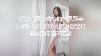 圆润极品肥臀少妇居家夫妻激情啪啪，跪在床上按头深喉插嘴，开档黑丝后入抽插撞击，上位骑乘诱人大屁股上下套弄